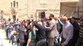 Miles de cristianos repiten los pasos de Jesús por el Vía Crucis en Jerusalén
