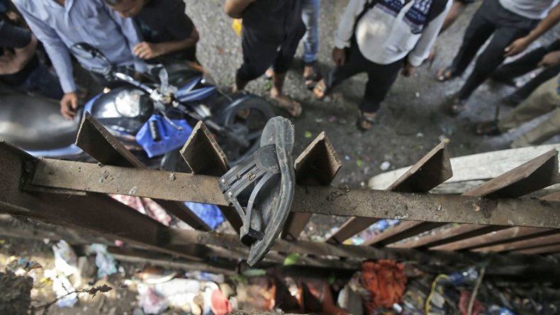 India: 22 muertos en una estampida en un puente peatonal