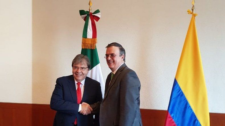 El canciller colombiano acusa a Maduro de apoyar al ELN