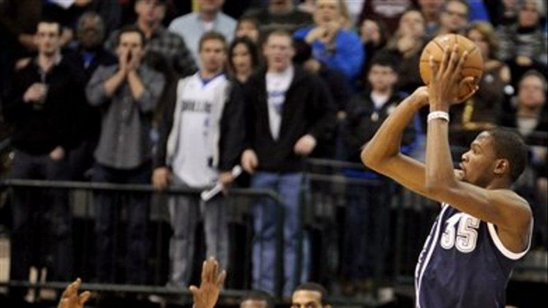 Durant anota 52 puntos y el Thunder supera a Mavs