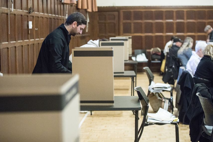 La cuestión de la identidad quebequense volvió a agitar la campaña con un partido en el poder que multiplicó las declaraciones polémicas.