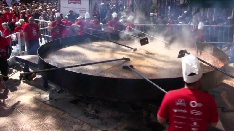 Cocinan en Uruguay el guiso de lentejas más grande del mundo