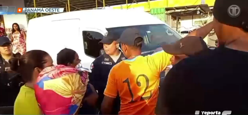 Residentes protestan y cierran vía