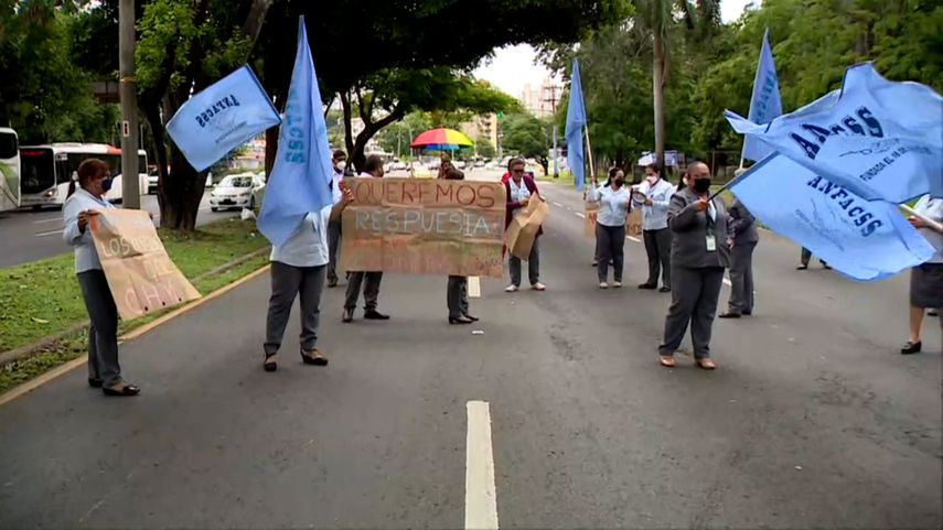 Funcionarios de compras y tesorería de la CSS protestan en la Vía Transístmica.