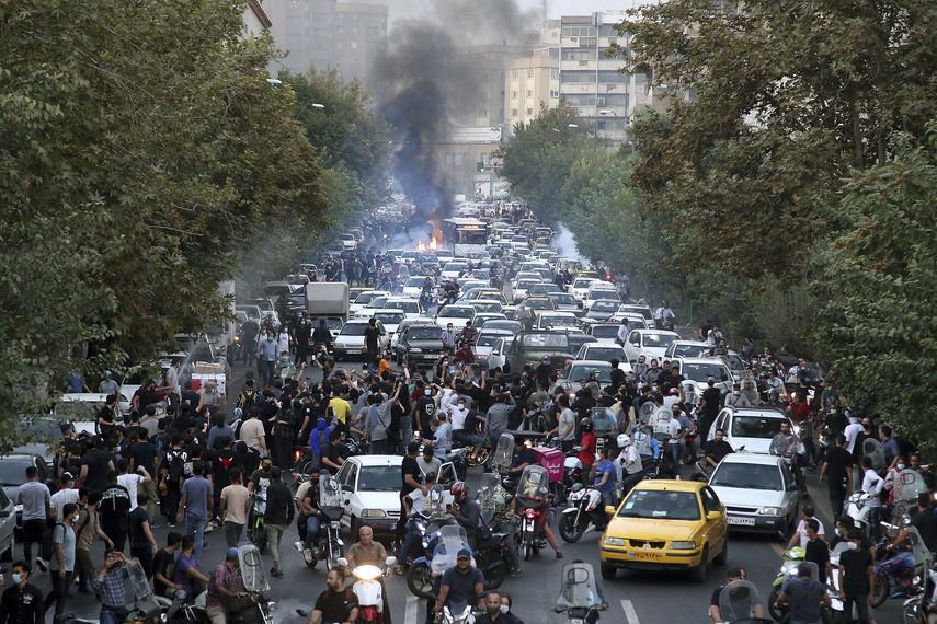 Los líderes de Irán acusan a entidades extranjeras hostiles de aprovecharse de la muerte para fomentar descontento contra la República Islámica.