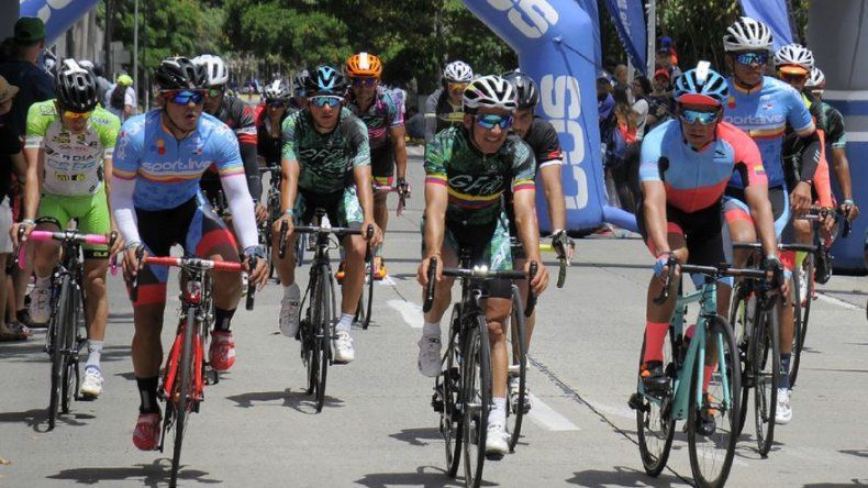 Miles de ciclistas cruzan el istmo de Panamá entre campeones y celebridades