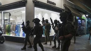 El primer ministro de Israel, Naftali Bennett, se reunió con altos funcionarios de seguridad y anunció que el principal cruce del norte de Cisjordania, cerca de la localidad natal del agresor, se cerrará de forma indefinida.