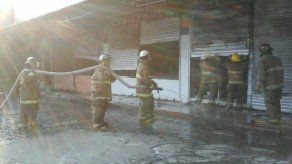 Bomberos controlan el incendio en almacén en Santiago tras varias horas de trabajo