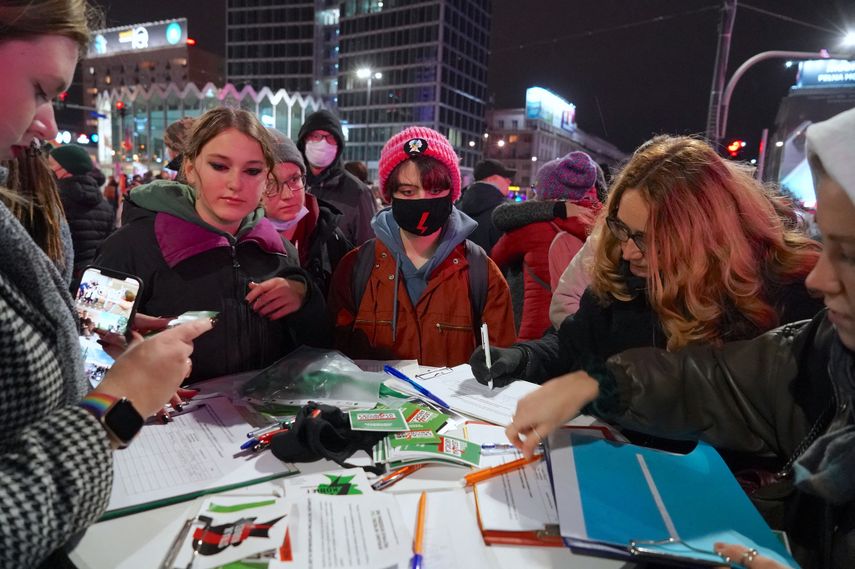 Las mujeres firman una petición durante una manifestación exigiendo el restablecimiento del derecho al aborto en Polonia.