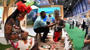El colorido de sus faldas y collares de los Emberá-Wounaan contrasta con sus pieles pintadas de negro, llamando la atención de muchos visitantes en Fitur.
