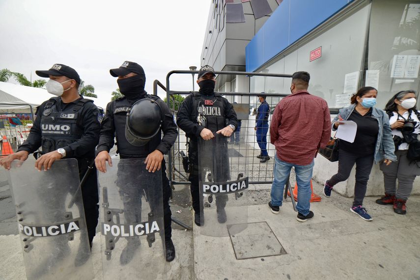 Familiares de reclusos aguardan frente a la morgue policial en Guayaquil