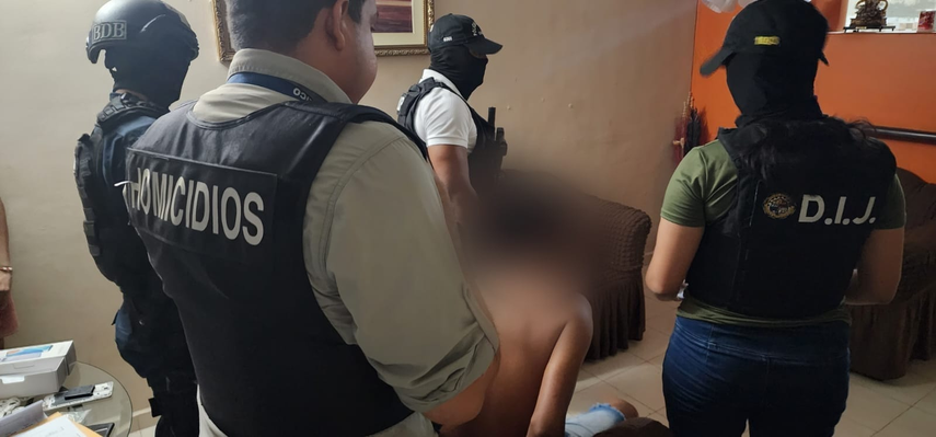 Unidades de la Policía Nacional realizando la detención