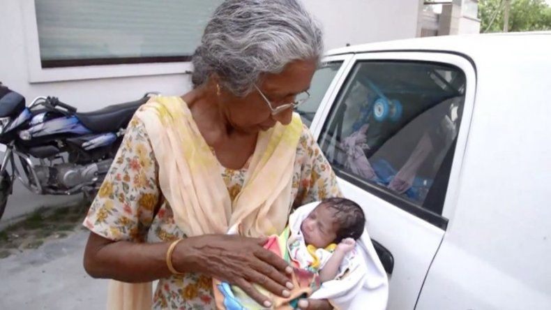 Un mujer india de 70 años da a luz a su primer hijo