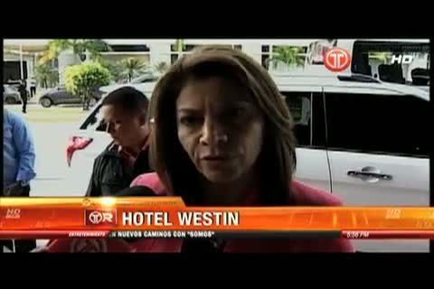 Presidenta de Costa Rica llega a Panamá y conversa con Martinelli