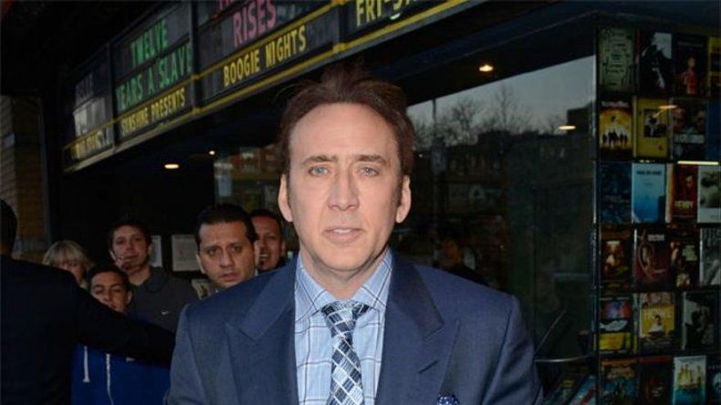Nicolas Cage devuelve un cráneo de tiranosaurio robado que compró en una galería