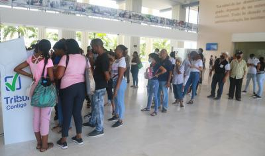 Ciudadanos realizando el proceso de firmas de respaldos para precandidatos que aspiran a cargos de elección popular. 