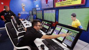 La FIFA muestra la sala de operaciones del VAR