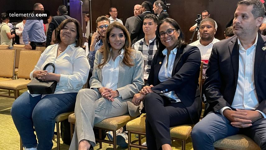 Firma del Pacto por el Deporte 2024-2029 por los candidatos presidenciales. Firma del Pacto por el Deporte 2024-2029 por los candidatos presidenciales.