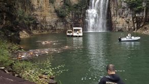 Bomberos durante una operación de rescate después de que un gran fragmento de roca se desprendiera de un barranco y se precipitara sobre varios barcos de turistas, dejando al menos cinco muertos y otros 20 desaparecidos, en los cañones del lago Furnas.