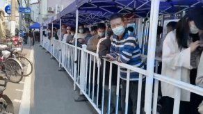 Millones de confinados en China se enfrentan a un brote récord de casos en dos años