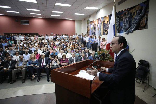Flores contempla auditorías internas y anular la reelección en la UP