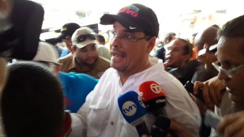 Candidatos presidenciales ejercen su voto