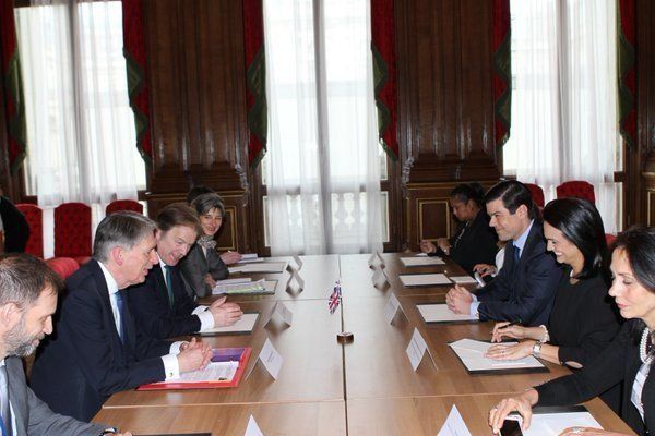 Panamá y Reino Unido firman acuerdo para promover la transparencia