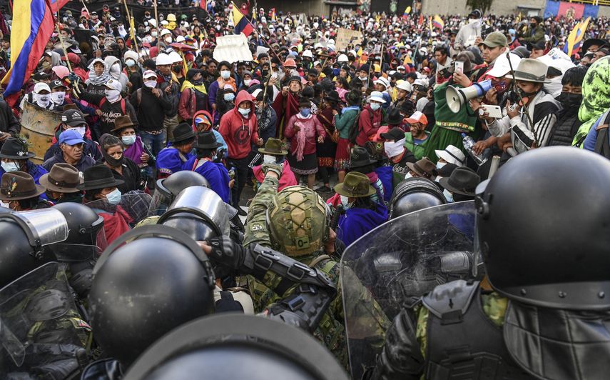 Los manifestantes se enfrentan a la policía cuando intentan llegar a la Asamblea Nacional en Quito