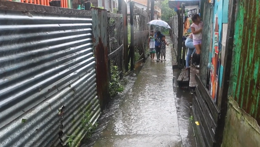 Algunos pobladores han sido trasladados a albergues.