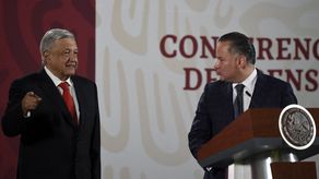 El presidente mexicano Andrés Manuel López Obrador y el exjefe de la Unidad de Inteligencia Financiera de la Secretaría de Hacienda y Crédito Público (SHCP), Santiago Nieto.