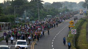 Miles de hondureños en México reanudan caravana migrante hacia EEUU