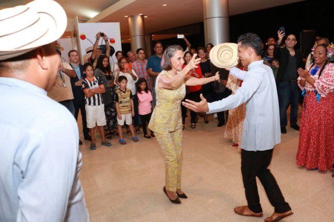 Florinda Meza celebra con caricaturistas en Panamá