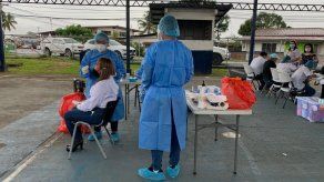 Personal de salud aplica pruebas para detectar covid-19.