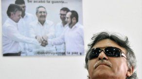 Regresa a prisión exnegociador de paz de FARC en Colombia
