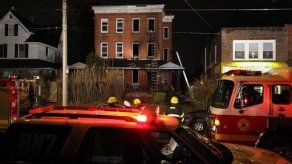 Mueren 4 adultos y 3 niños en incendio en Filadelfia