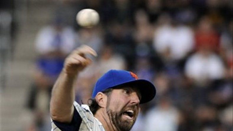 Dickey poncha 13 en juego de un hit; Mets derrotan a Orioles