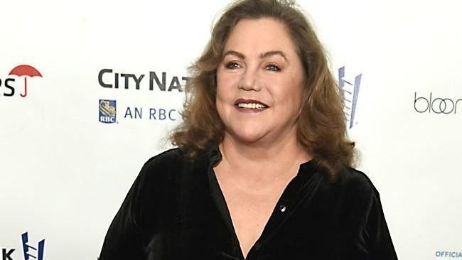 Kathleen Turner no aceptaría el papel de padre de Chandler Bing en la  actualidad