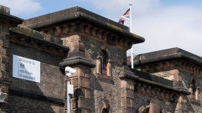 Assange pasa su primera noche detenido e inicia combate contra su extradición