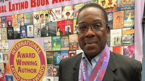 Escritor panameño Ernesto Holder recibe medalla de oro en International Latino Book Awards 2022