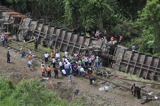 Suman 12 los muertos por descarrilamiento de tren en sureste de México