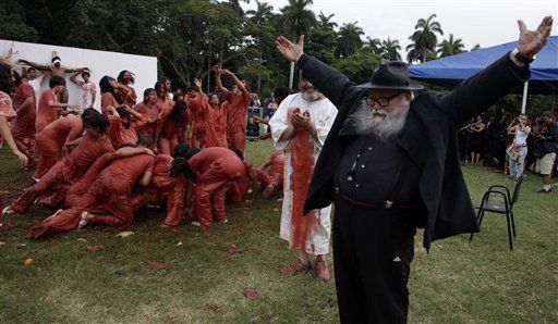 Sangre, vísceras y desnudos: el polémico Nitsch llega a Cuba
