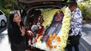 Hijos de José José despiden juntos a su padre en Miami