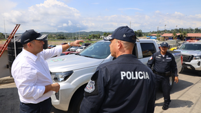Policía Nacional realiza entrega de vehículos