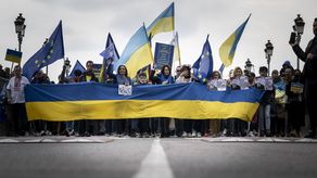 Cierren el cielo, no los ojos, OTAN, proteja el cielo de Ucrania o Stop Putin, stop War, pedían en pancartas los manifestantes.