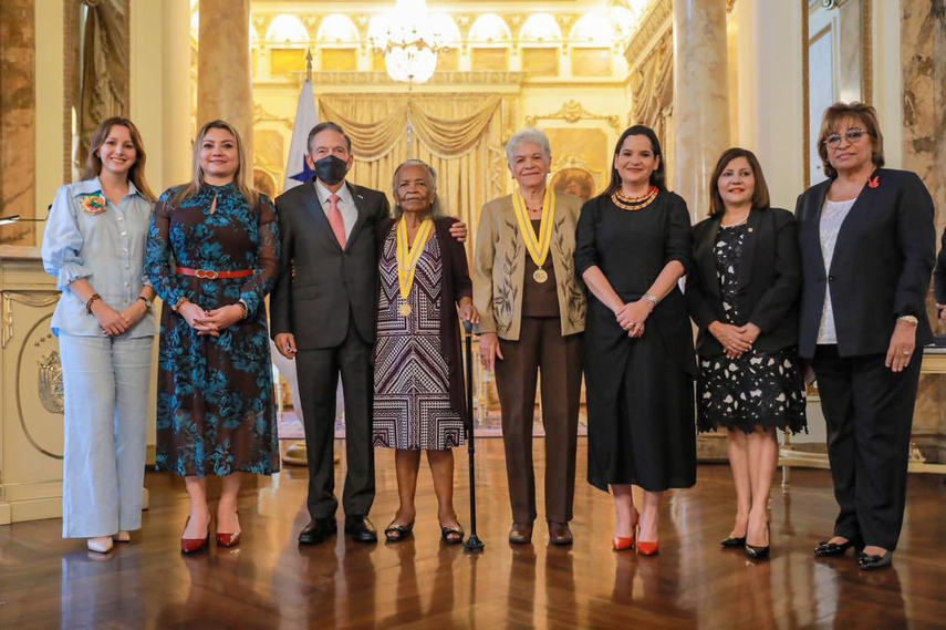 Presidente Cortizo entrega la&nbsp;Condecoración Nacional Orden Marta Matamoros en el Grado de Gran Medalla al Mérito a&nbsp;Zelideth Rosales y Evangelista Gutiérrez.