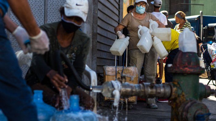 La escasez de combustible en Venezuela complica la distribución de otros bienes, como es el caso del agua potable, que debe llegar a los usuarios en cisternas, al no contar con suministro a través de tuberías. La escasez de combustible en Venezuela complica la distribución de otros bienes, como es el caso del agua potable, que debe llegar a los usuarios en cisternas, al no contar con suministro a través de tuberías.