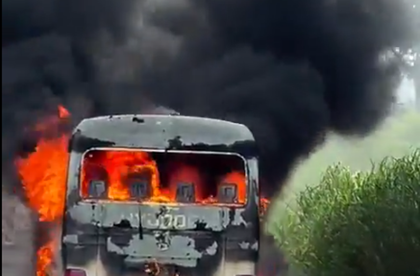 Bus con 27 pasajeros se incendia en el puente Giral de Colón Bus con 27 pasajeros se incendia en el puente Giral de Colón