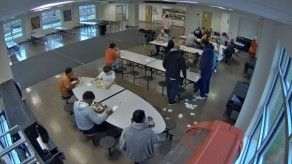 Muerte de un adolescente afroamericano detenido provoca consternación en EEUU
