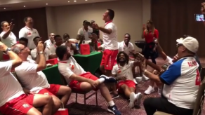 Omar Alfanno comparte con los jugadores de la Selección Nacional de Fútbol