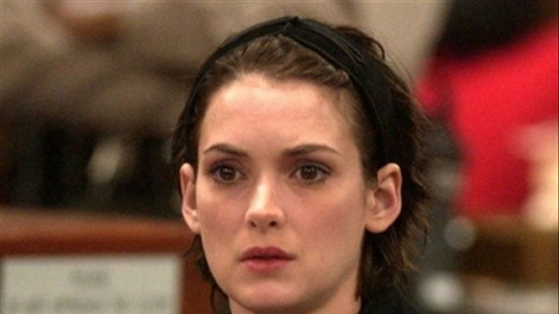 Winona Ryder se enfermó en un avión y fue hospitalizada